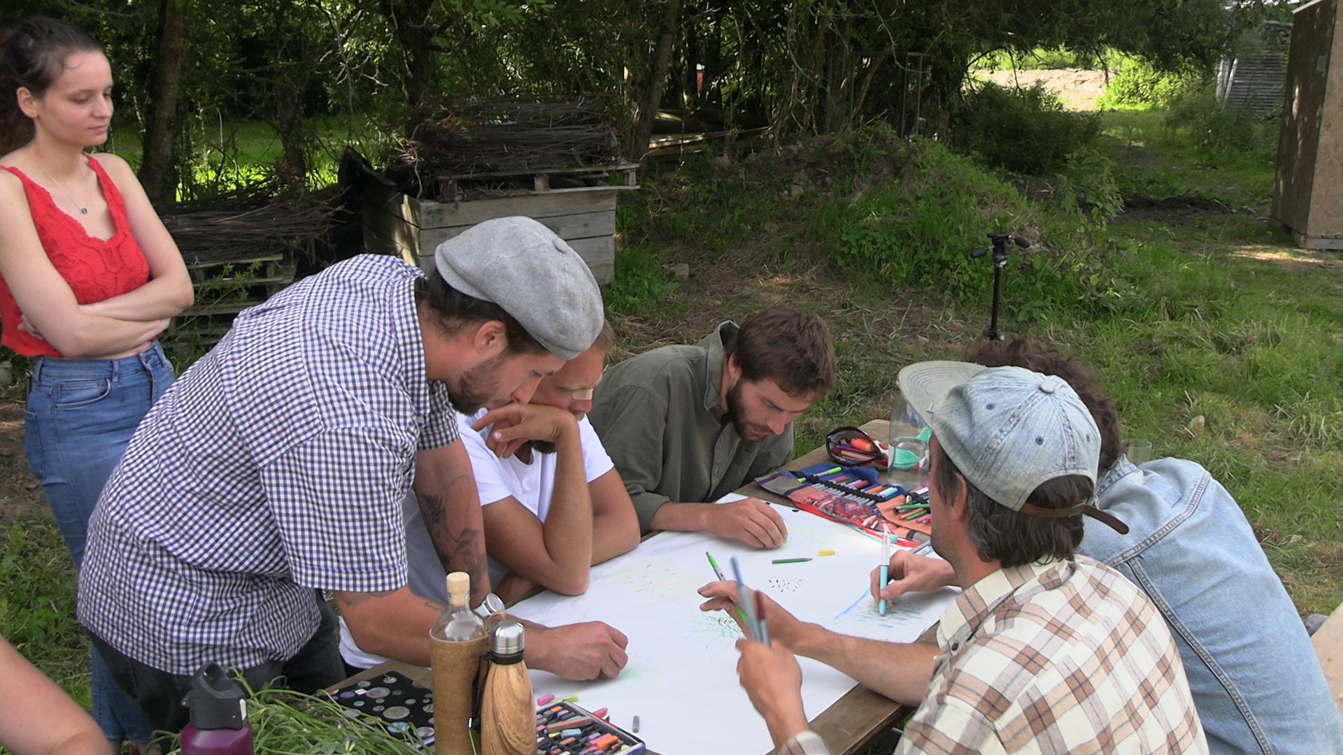 Un groupe au travail autour d'une table, en extérieur